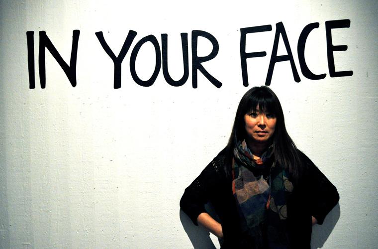 Erika Aldenberg vill med utställningen ”In Your Face” visa hur rasistiska glåpord sätter sig i huden.