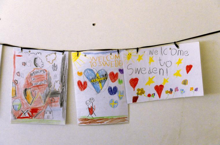 Teckningar hänger i frivilligorganisationen Refugees Welcomes lokaler på Stockholms central på julafton. Fotograf Janerik Henriksson på TT