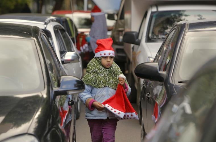 Sexåriga Samira säljer julmössor i Kairo i Egypten i jul.