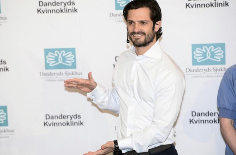 Prins Carl Philip visade upp hur lång den nya prinsen var efter att han hade fötts.